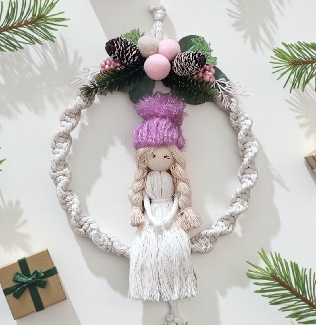 Păpușă Macrame cu capac violet - decorare de perete de Crăciun în rochie de fir de aur - crăciun - decorațiuni de crăciun de casă - Artynos.ro