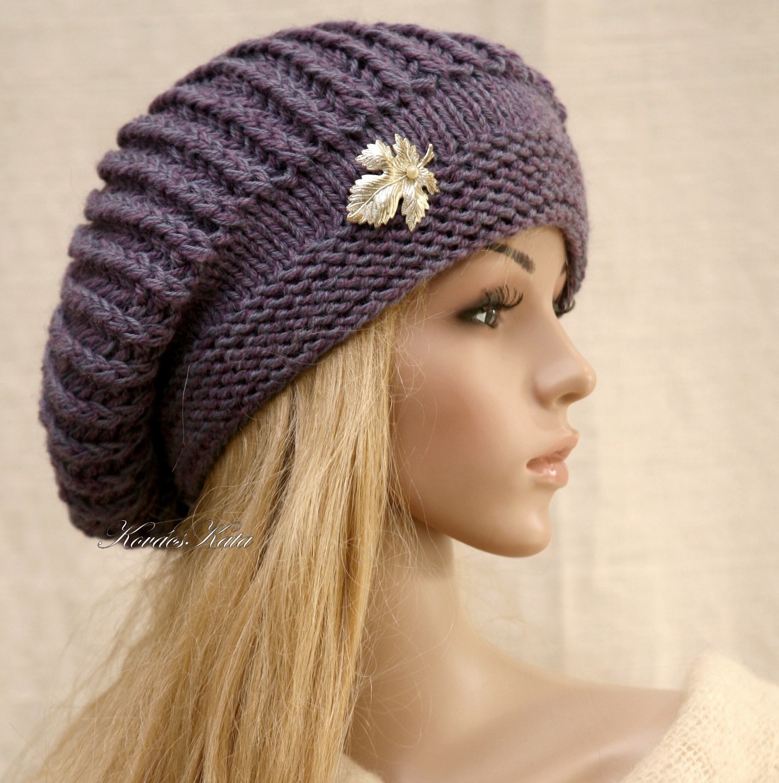 BORBÁLA / liliac - șapcă din lână tricotată manual, beretă - îmbrăcăminte și modă - eșarfe, pălării, fularuri - căciulă - Artynos.ro BORBÁLA / liliac - șapcă din lână tricotată manual, beretă - îmbrăcăminte și modă - eșarfe, pălării, fularuri - căciulă - Artynos.ro