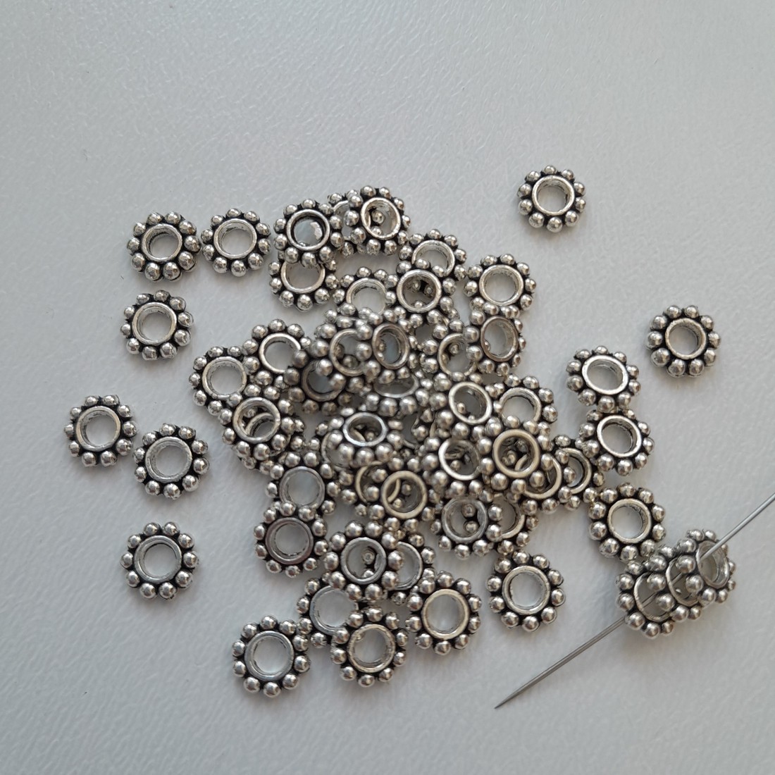 Distanțiere metalice - 6x1mm (gaură:3mm) - 57 bucăți / pachet - culoare argintiu antic - - Artynos.ro Distanțiere metalice - 6x1mm (gaură:3mm) - 57 bucăți / pachet - culoare argintiu antic - - Artynos.ro