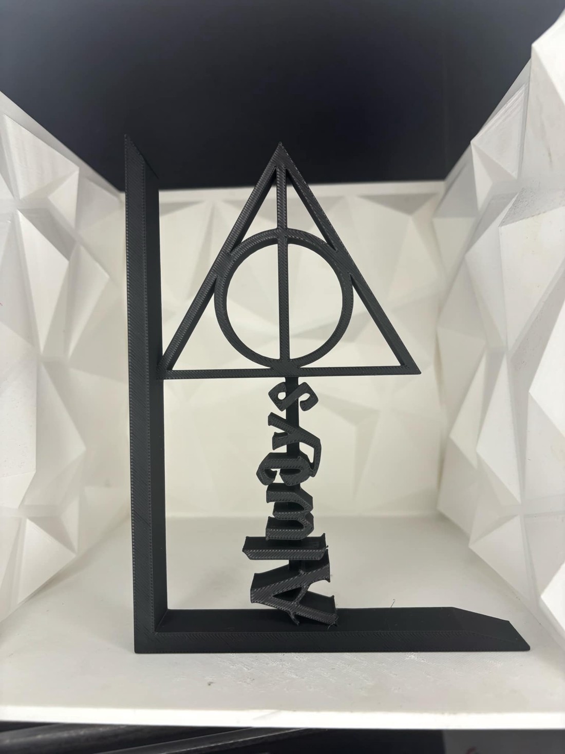 Suport de carte Harry Potter - casă & stil de viață - accesorii pentru decorat casa - decorațiuni de masă și decorațiuni pentru rafturi - suport carte - Artynos.ro Suport de carte Harry Potter - casă & stil de viață - accesorii pentru decorat casa - decorațiuni de masă și decorațiuni pentru rafturi - suport carte - Artynos.ro