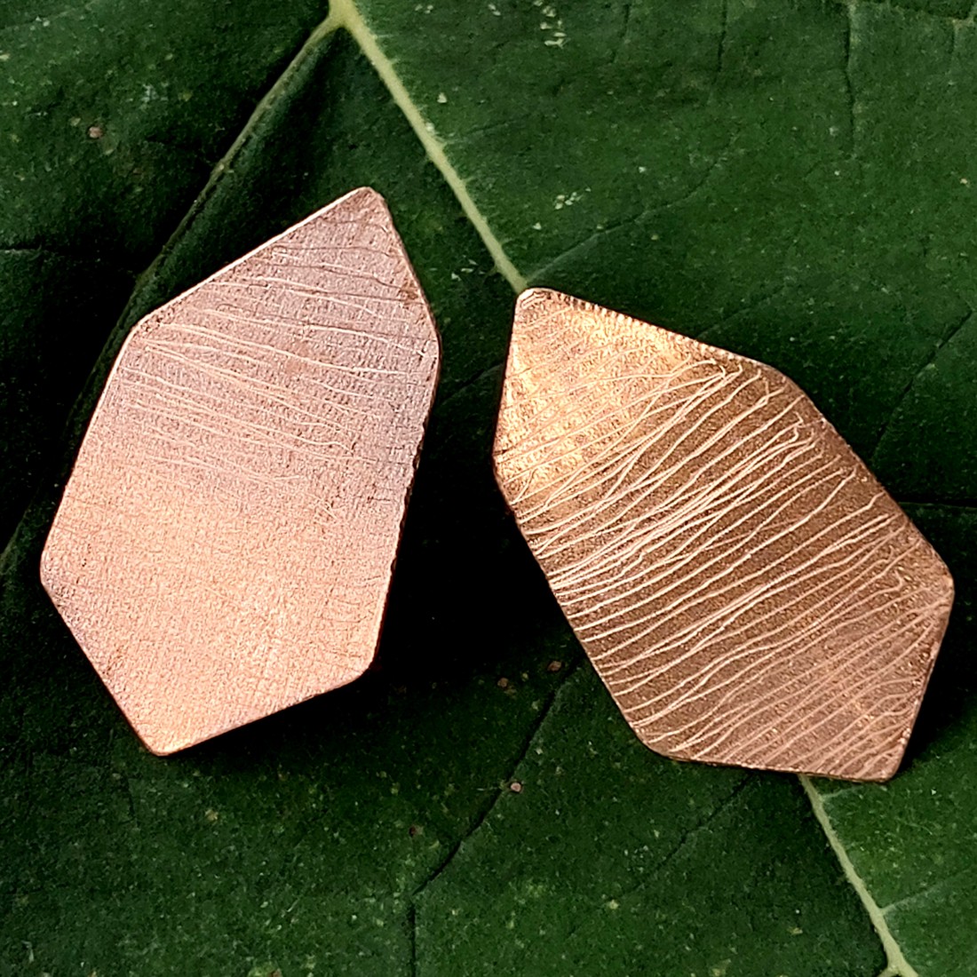 Cercei cu design minimalist din cupru -  - Artynos.ro Cercei cu design minimalist din cupru -  - Artynos.ro