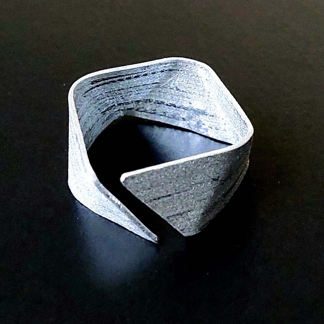 Minimală în formă de pană din aluminiu - bijuterii - seturi de bijuterii - Artynos.ro Minimală în formă de pană din aluminiu - bijuterii - seturi de bijuterii - Artynos.ro