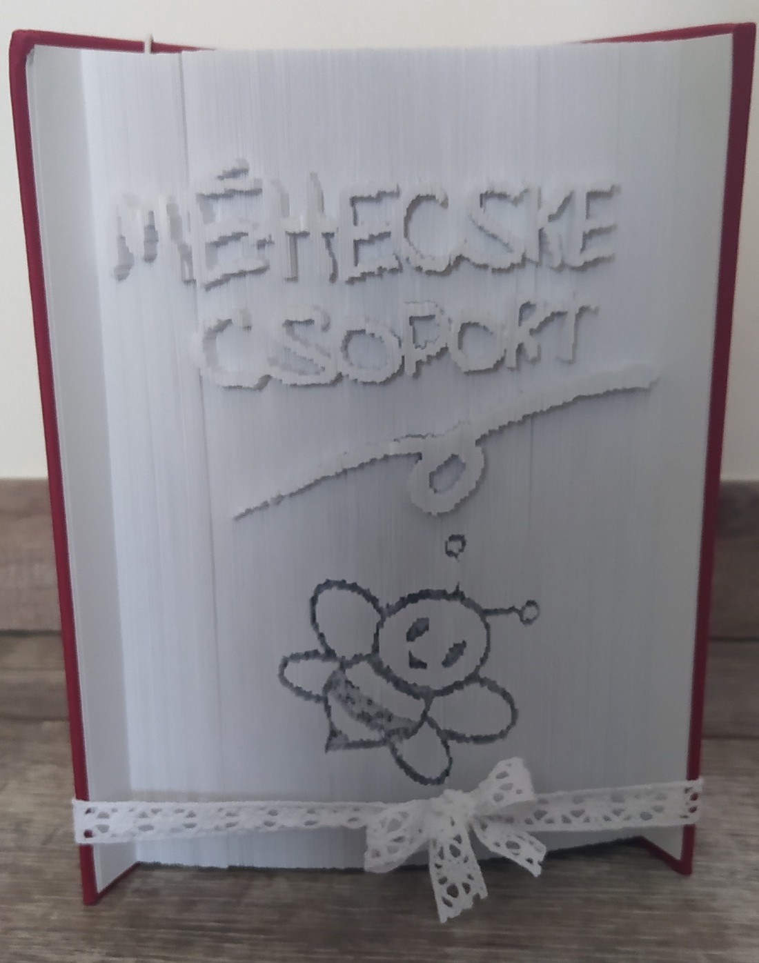 Numele și semnul grupului de grădiniță - sculptura cărții cadou de rămas bun - casă & stil de viață - accesorii pentru decorat casa - decorațiuni de masă și decorațiuni pentru rafturi  - sculptură de carte, carte pliată - Artynos.ro