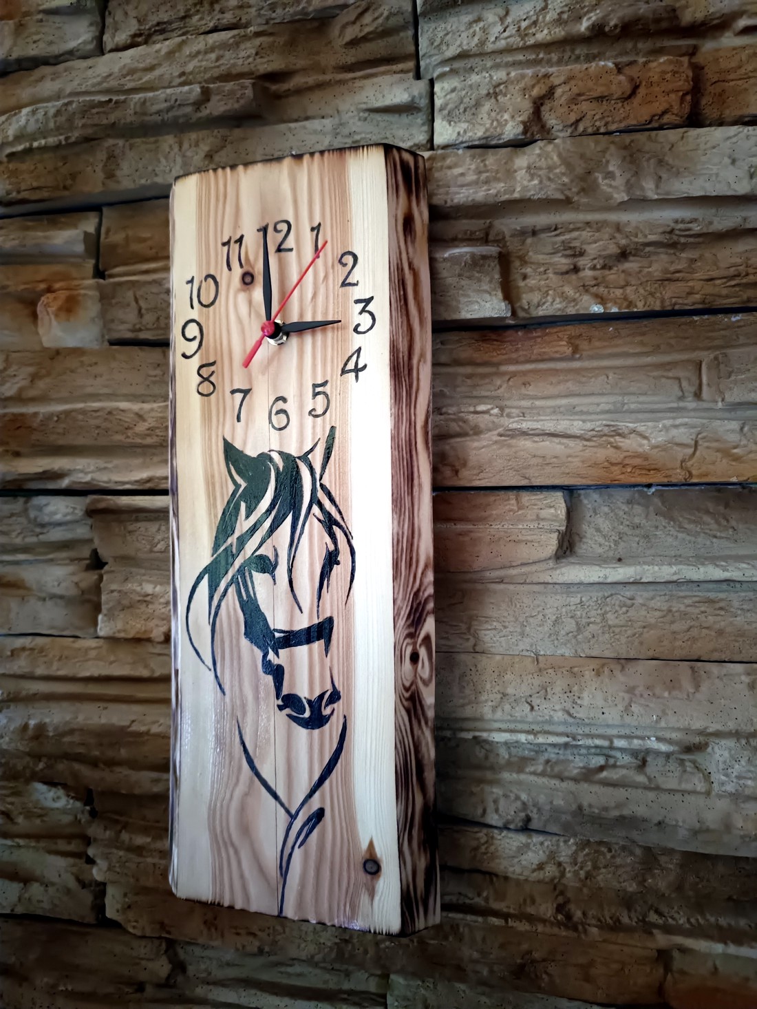 Ceas de perete din sequoia de cal - - Artynos.ro Ceas de perete din sequoia de cal - - Artynos.ro