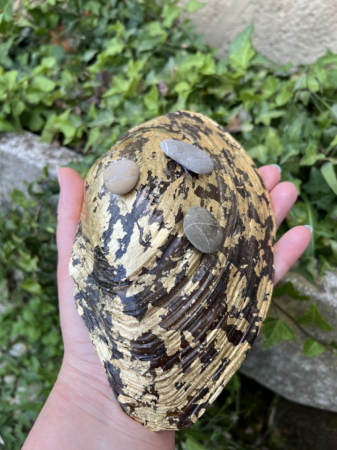 Lumânare unică cu scoici de lac - Lumânare artizanală din materiale naturale -  - Artynos.ro