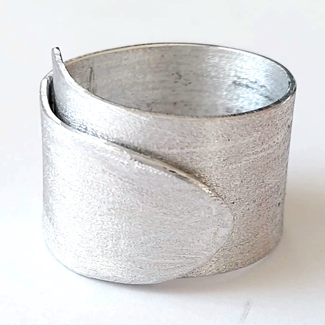 Inel minim din aluminiu cu textură și strălucire speciale -  - Artynos.ro Inel minim din aluminiu cu textură și strălucire speciale -  - Artynos.ro