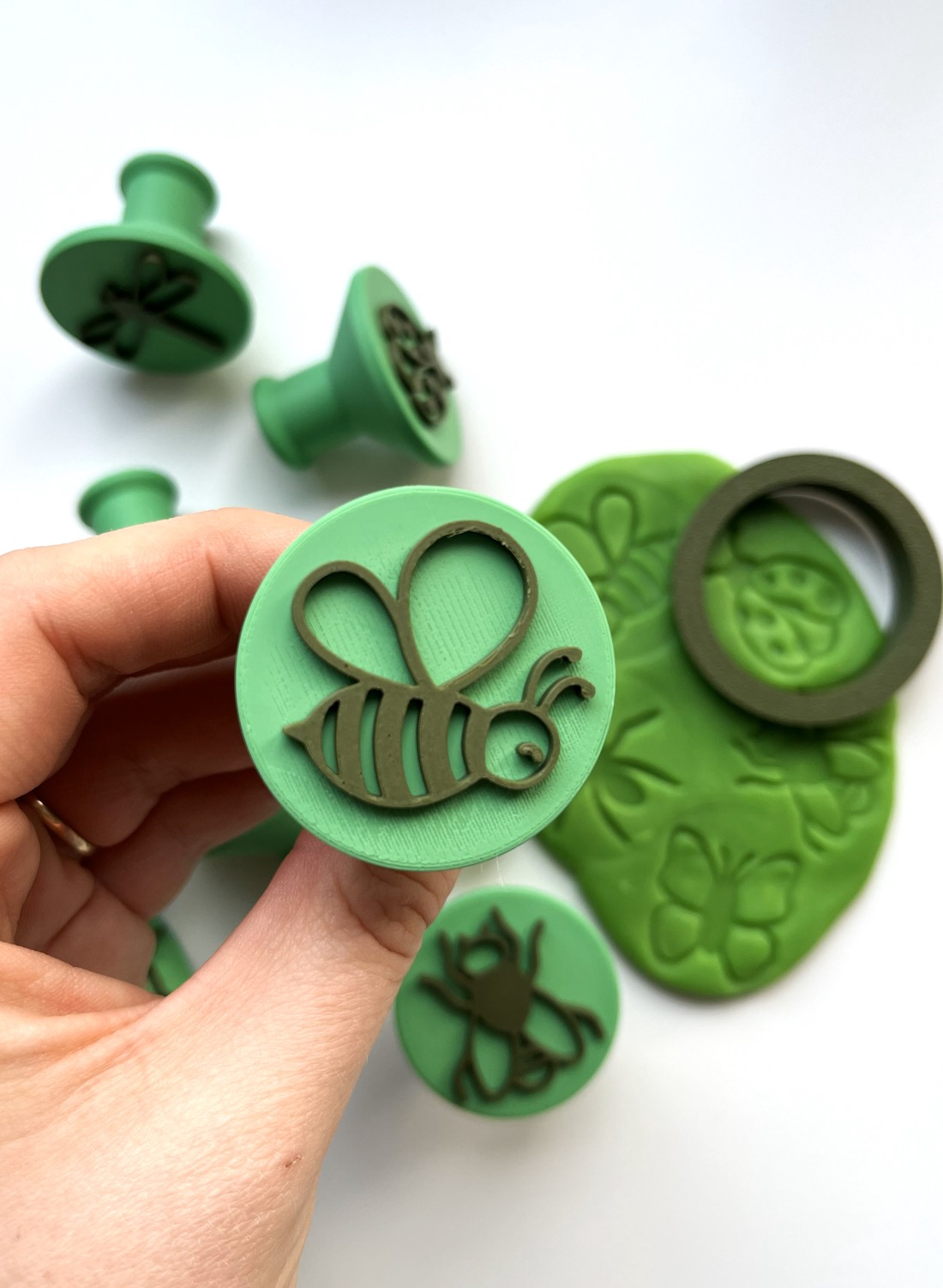 Set de ștampile și forme pentru fursecuri Gândaci și insecte de Gyurma � Fluture, Albinuță, Gărgăriță, Păianjen etc. -  - Artynos.ro