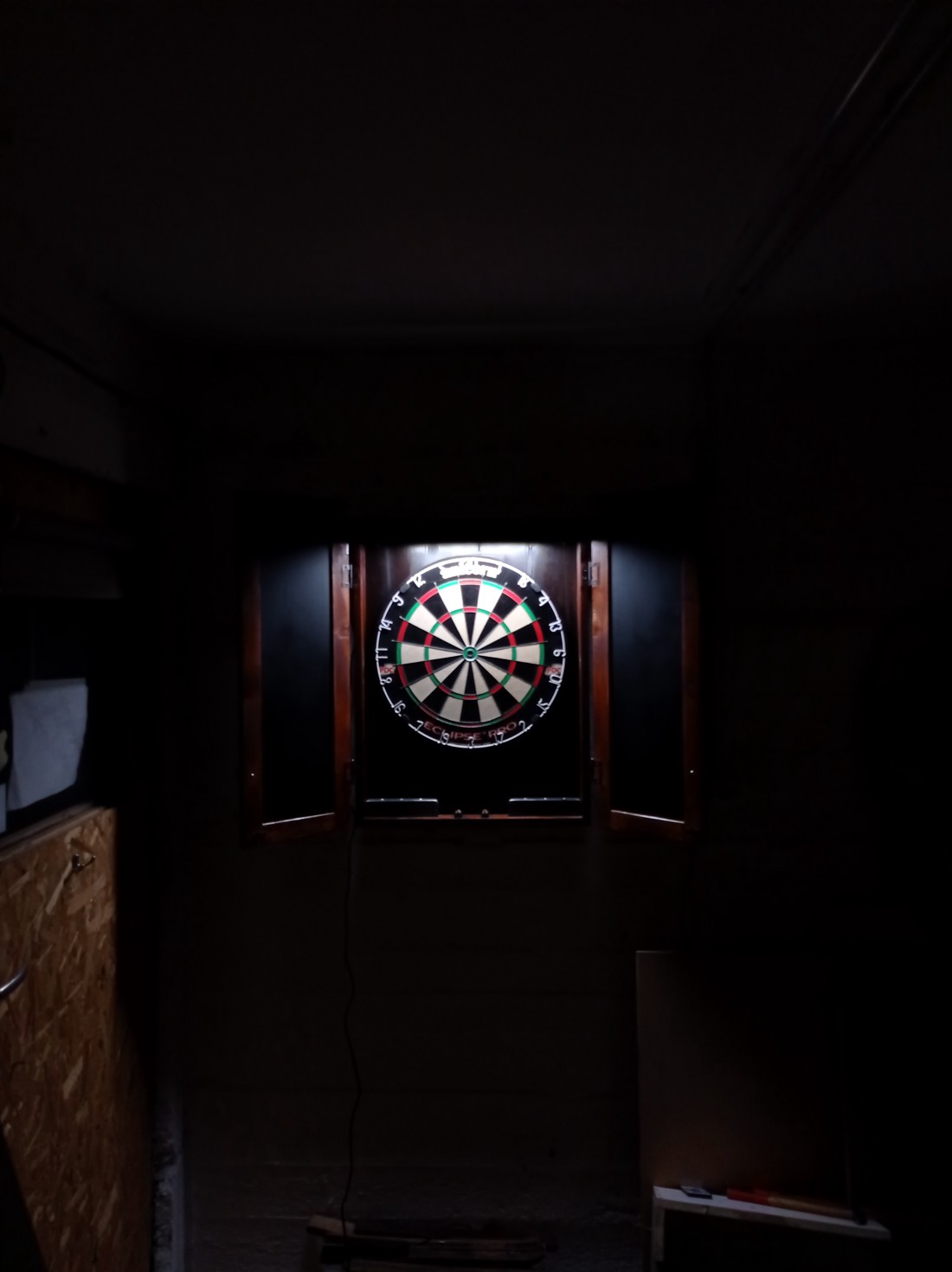 Dulap de darts cu iluminare + cadou - jucării și echipamente pentru copii - accesorii sport - Artynos.ro