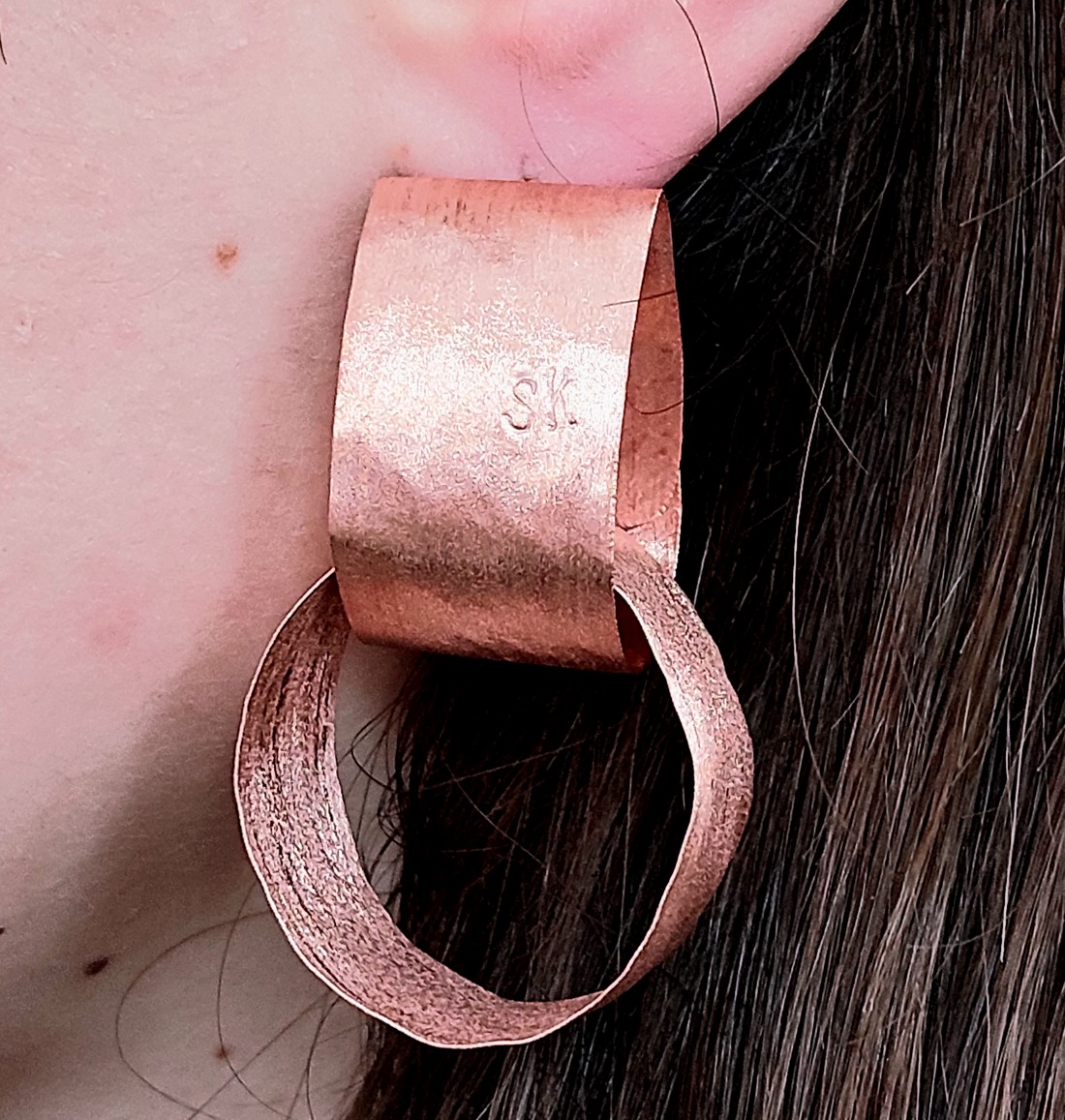 Cercei cu design din cupru - bijuterii - cercei hoops - Artynos.ro Cercei cu design din cupru - bijuterii - cercei hoops - Artynos.ro