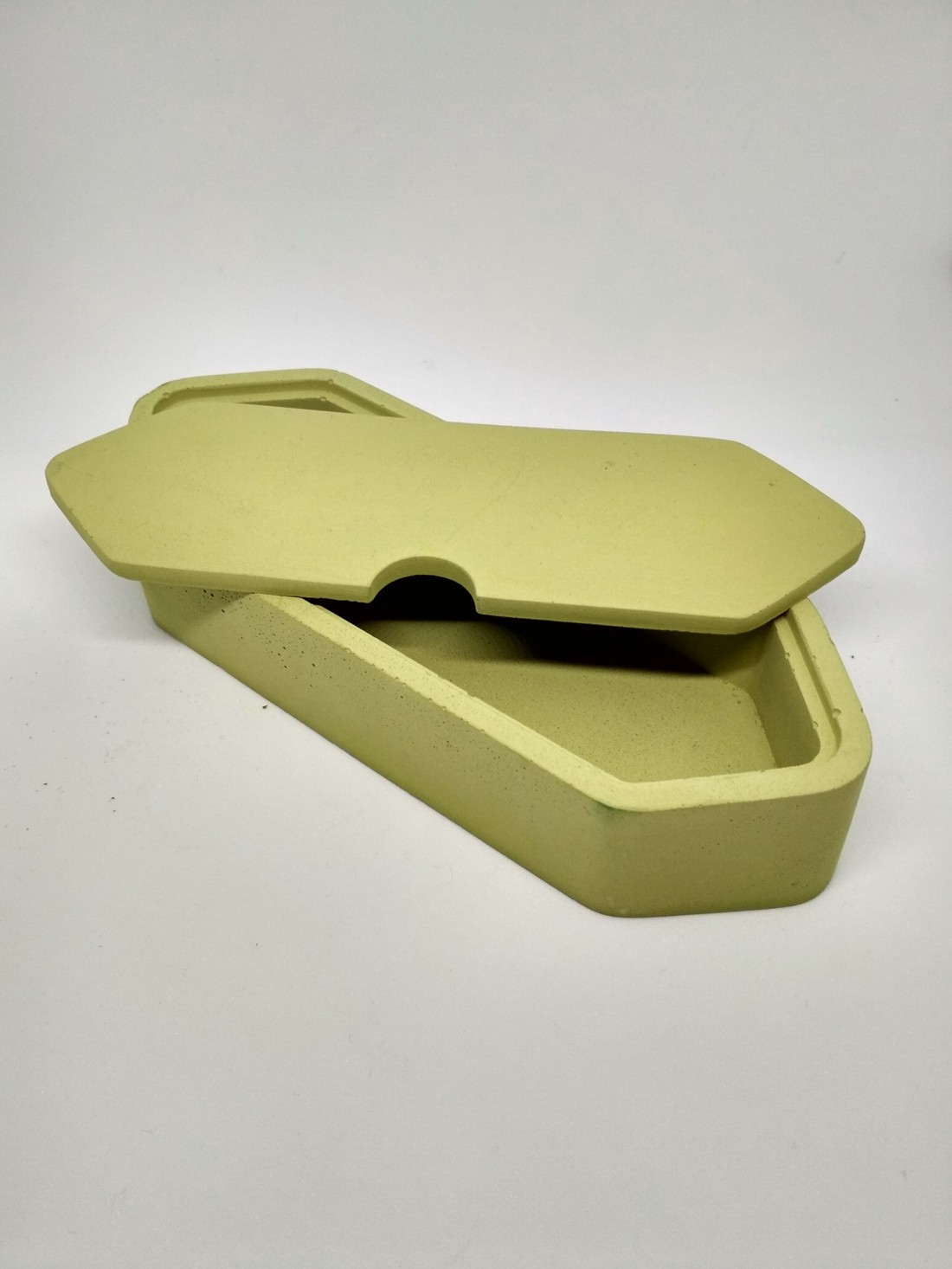Material beton colorat verde suport creioane cu capac -  - Artynos.ro