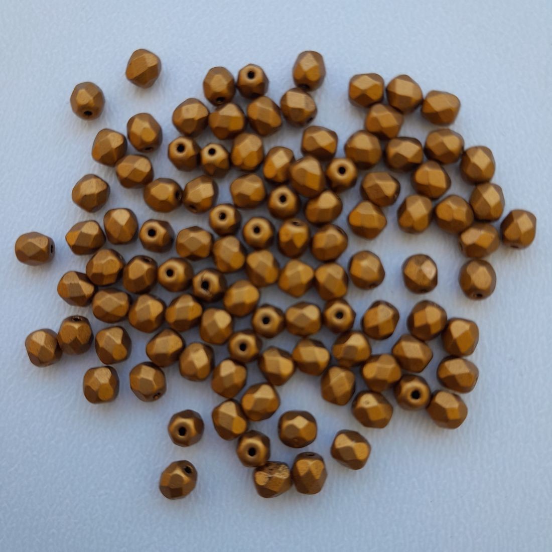 Mărgele cehe din sticlă lustruită - 4mm - 100 buc / pachet - maro metalic - - Artynos.ro Mărgele cehe din sticlă lustruită - 4mm - 100 buc / pachet - maro metalic - - Artynos.ro