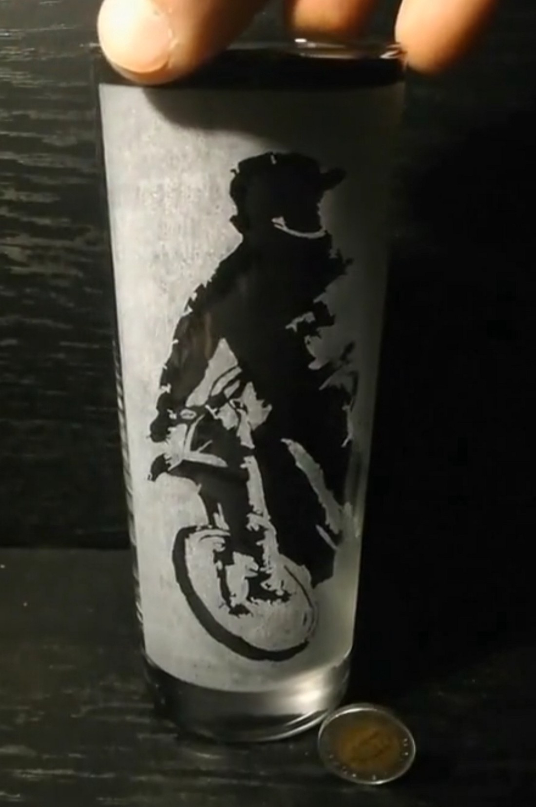 Pahar de sticlă cu model de siluetă de motociclist  -  - Artynos.ro