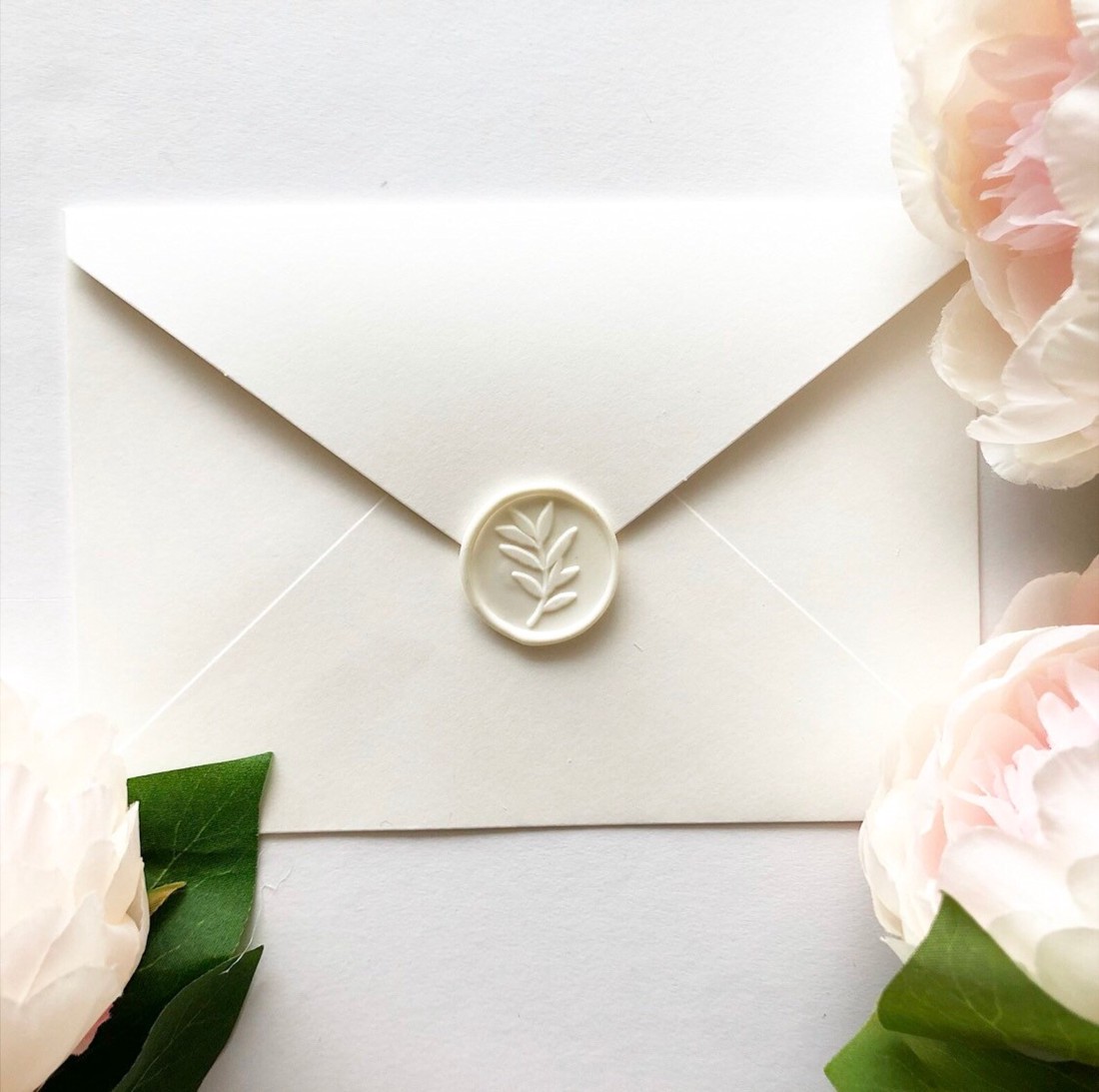 Sigiliu de ceară model de frunze, alb -  - Artynos.ro Sigiliu de ceară model de frunze, alb -  - Artynos.ro