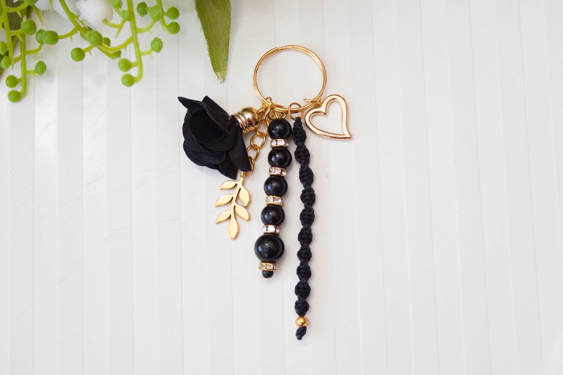 Breloc, ornament pentru geantă - Arc cu frunze și mărgele - Negru - - Artynos.ro Breloc, ornament pentru geantă - Arc cu frunze și mărgele - Negru - - Artynos.ro