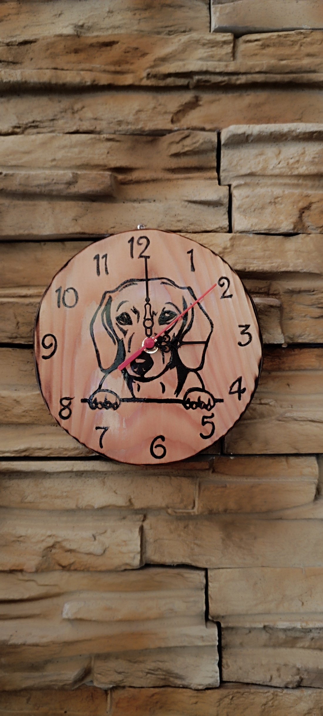 Ceas de perete din lemn cu câine dachshund - - Artynos.ro Ceas de perete din lemn cu câine dachshund - - Artynos.ro