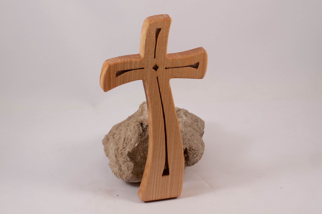 Cruce din lemn modelată, cruce de perete - - Artynos.ro Cruce din lemn modelată, cruce de perete - - Artynos.ro