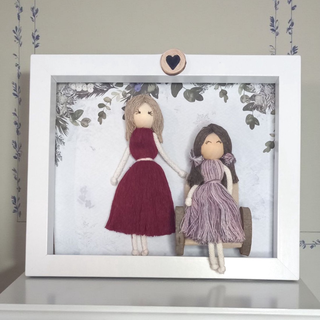 Decorațiune personalizată pentru familie într-o ramă albă - Tablou 3D realizat în tehnica macramé cu o fetiță în scaun cu rotile și mama ei -  - Artynos.ro