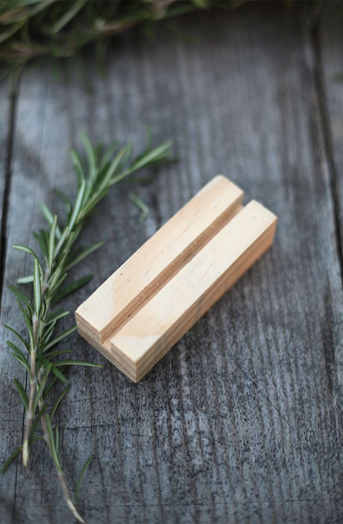 Suport de carduri din lemn natural pentru plăci din plexiglas sau lemn - 5 bucăți - - Artynos.ro Suport de carduri din lemn natural pentru plăci din plexiglas sau lemn - 5 bucăți - - Artynos.ro
