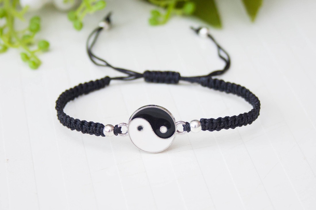 Brățară împletită în stil macrame � Yin Yang negru -  - Artynos.ro