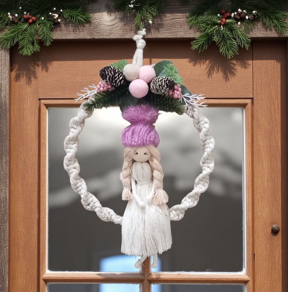 Păpușă Macrame cu capac violet - decorare de perete de Crăciun în rochie de fir de aur - crăciun - decorațiuni de crăciun de casă - Artynos.ro