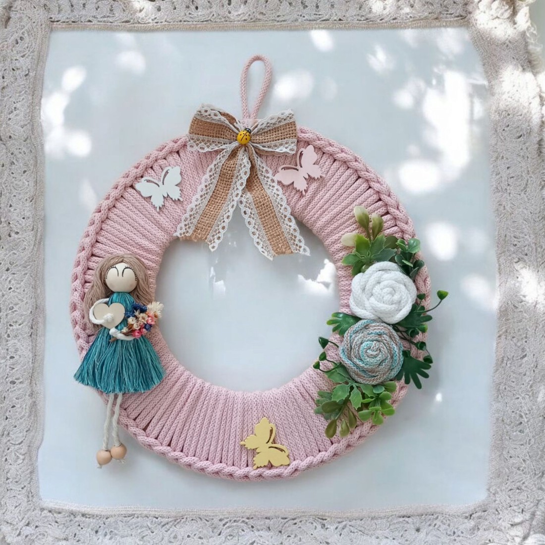 Decor boem pentru ușă cu păpușă macramé și flori - - Artynos.ro Decor boem pentru ușă cu păpușă macramé și flori - - Artynos.ro