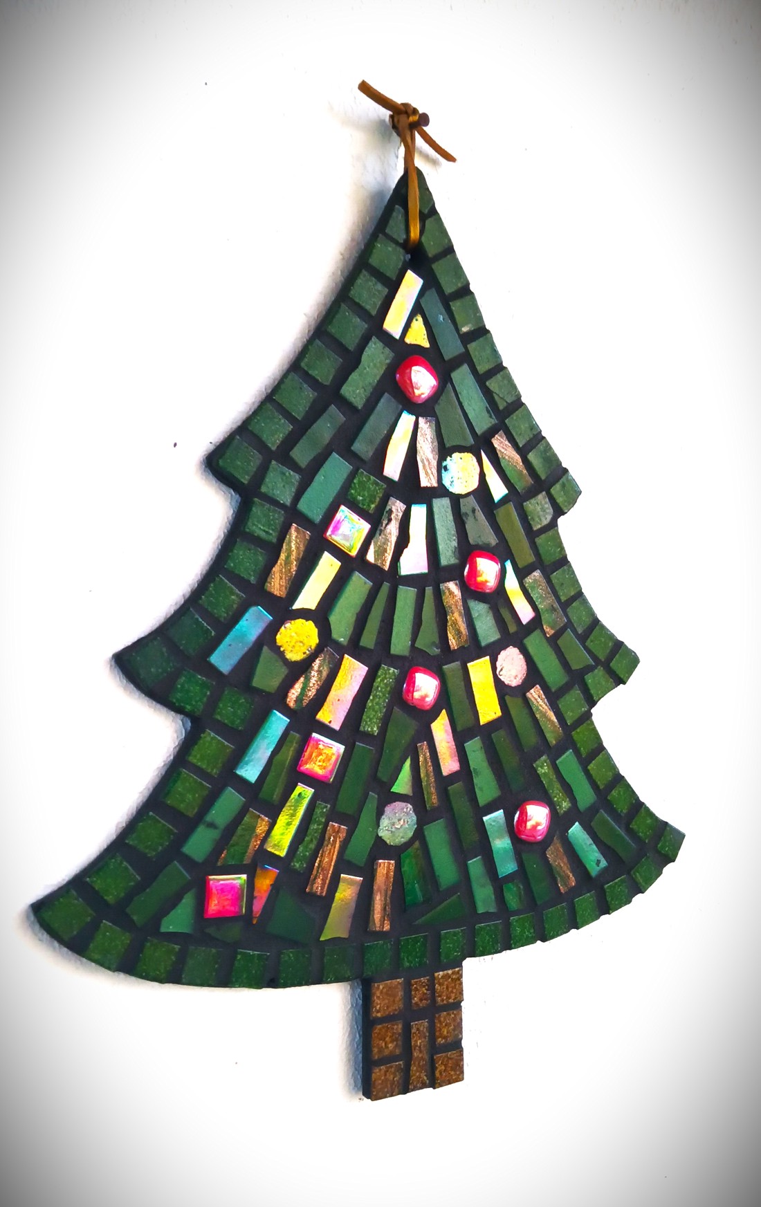 Mozaic pom de Crăciun decorare de perete - decorare mozaic de sticlă realizate manual pe o bază de lemn - crăciun - decorațiuni de crăciun de casă - decorațiuni pentru ușă de crăciun - Artynos.ro