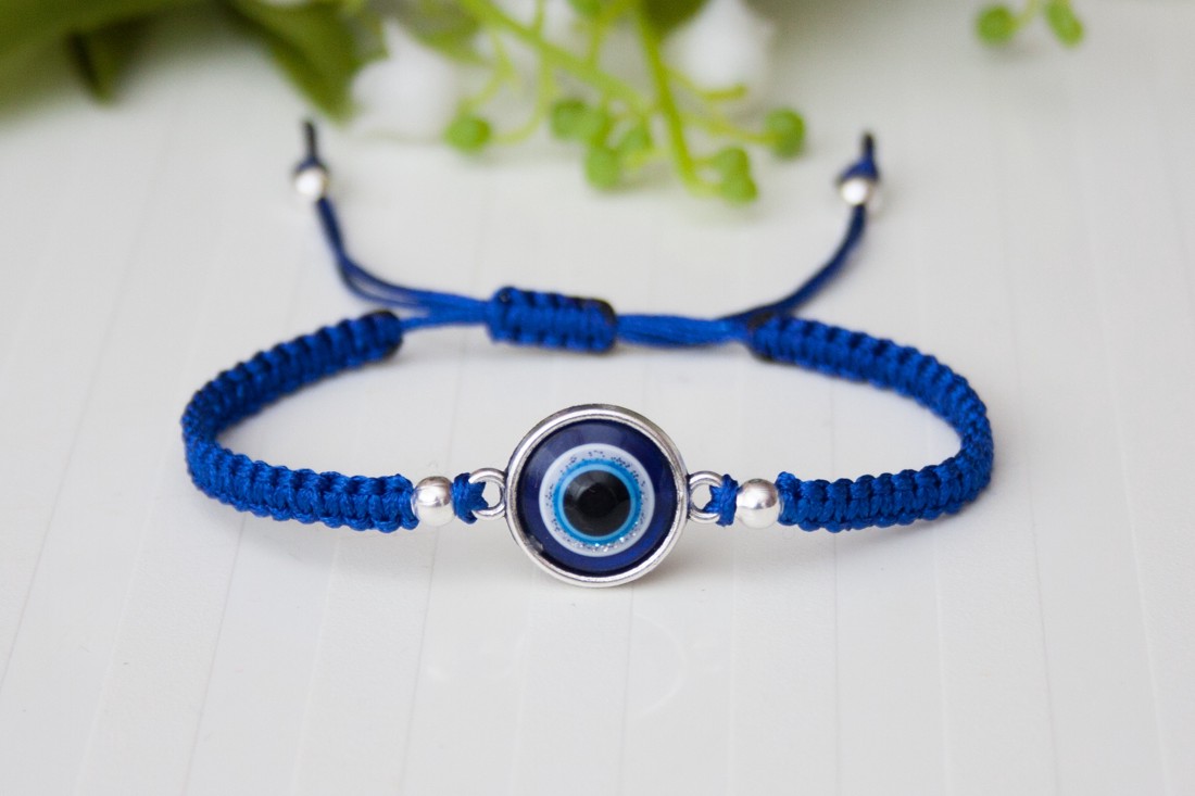 Brățară macramé împletită cu ochi de protecție - Albastru - - Artynos.ro Brățară macramé împletită cu ochi de protecție - Albastru - - Artynos.ro