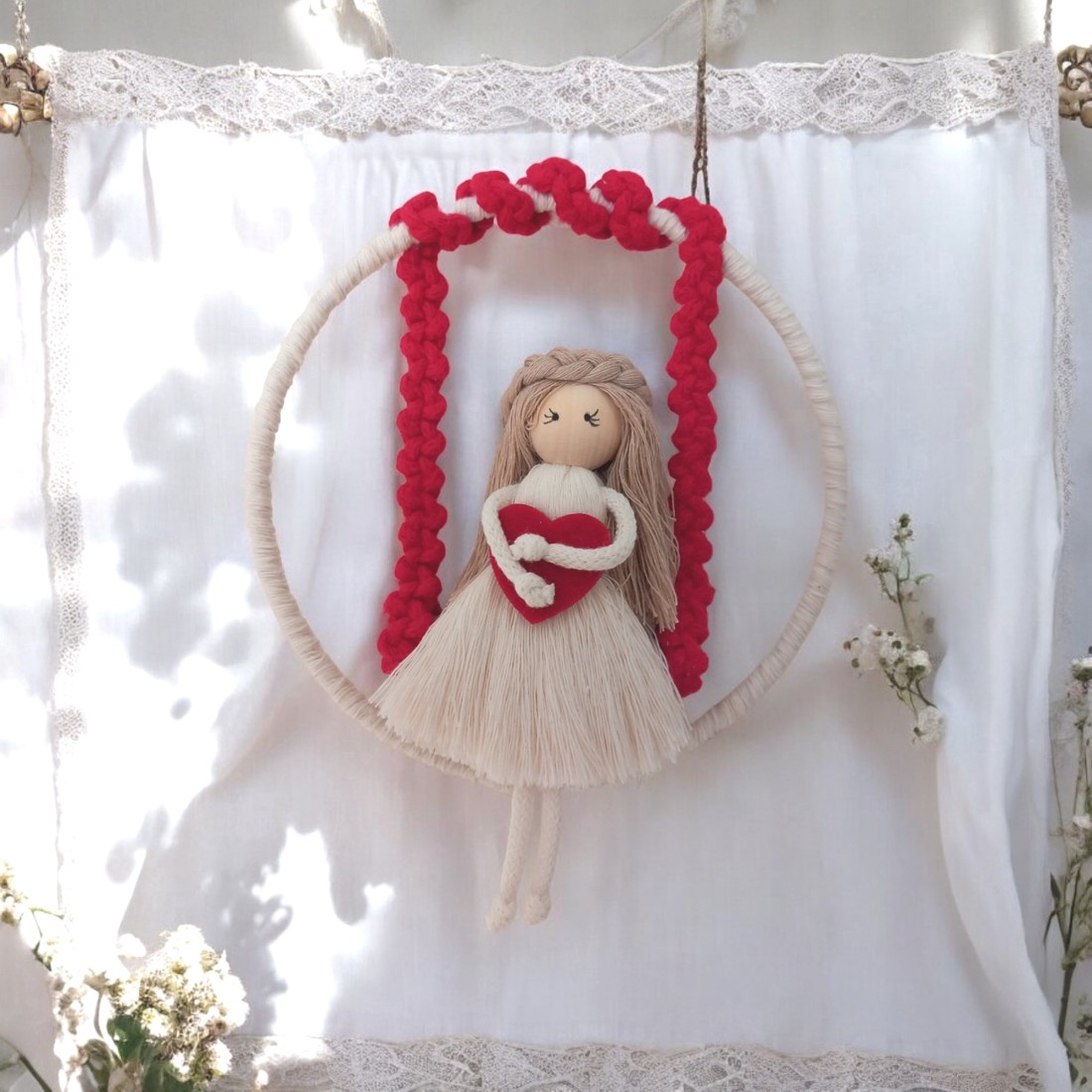 Decorațiune de perete din macramé roșu și alb  - casă & stil de viață - decorațiuni de casă - decorațiuni de pereți - decor de pereți, macrame - Artynos.ro