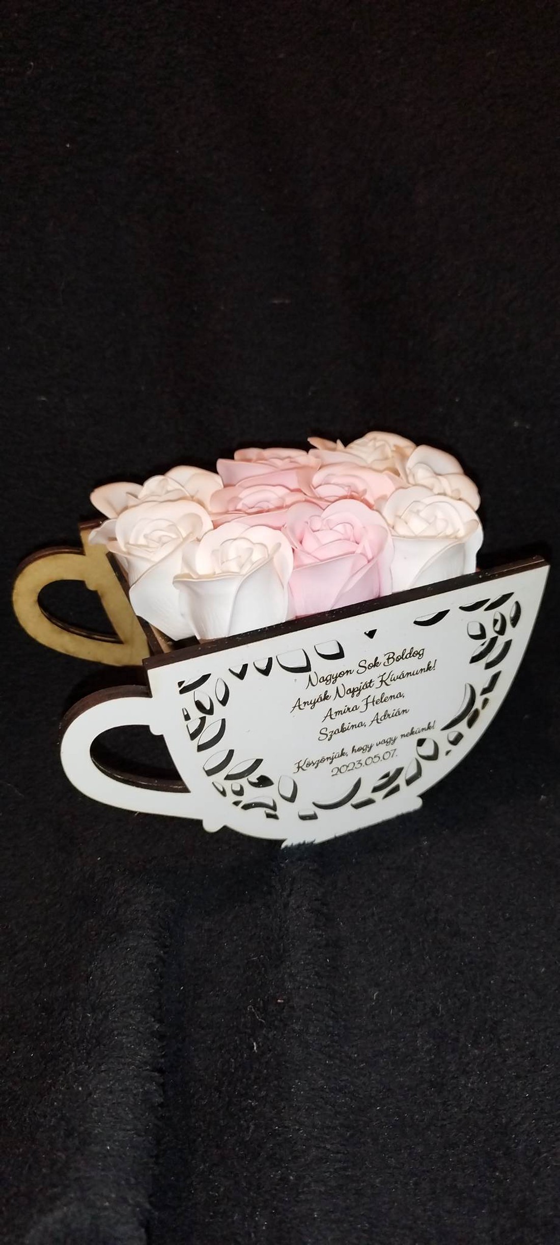 Cutie de flori personalizată cu orice inscripție, floare naturală sau trandafir de săpun - - Artynos.ro Cutie de flori personalizată cu orice inscripție, floare naturală sau trandafir de săpun - - Artynos.ro