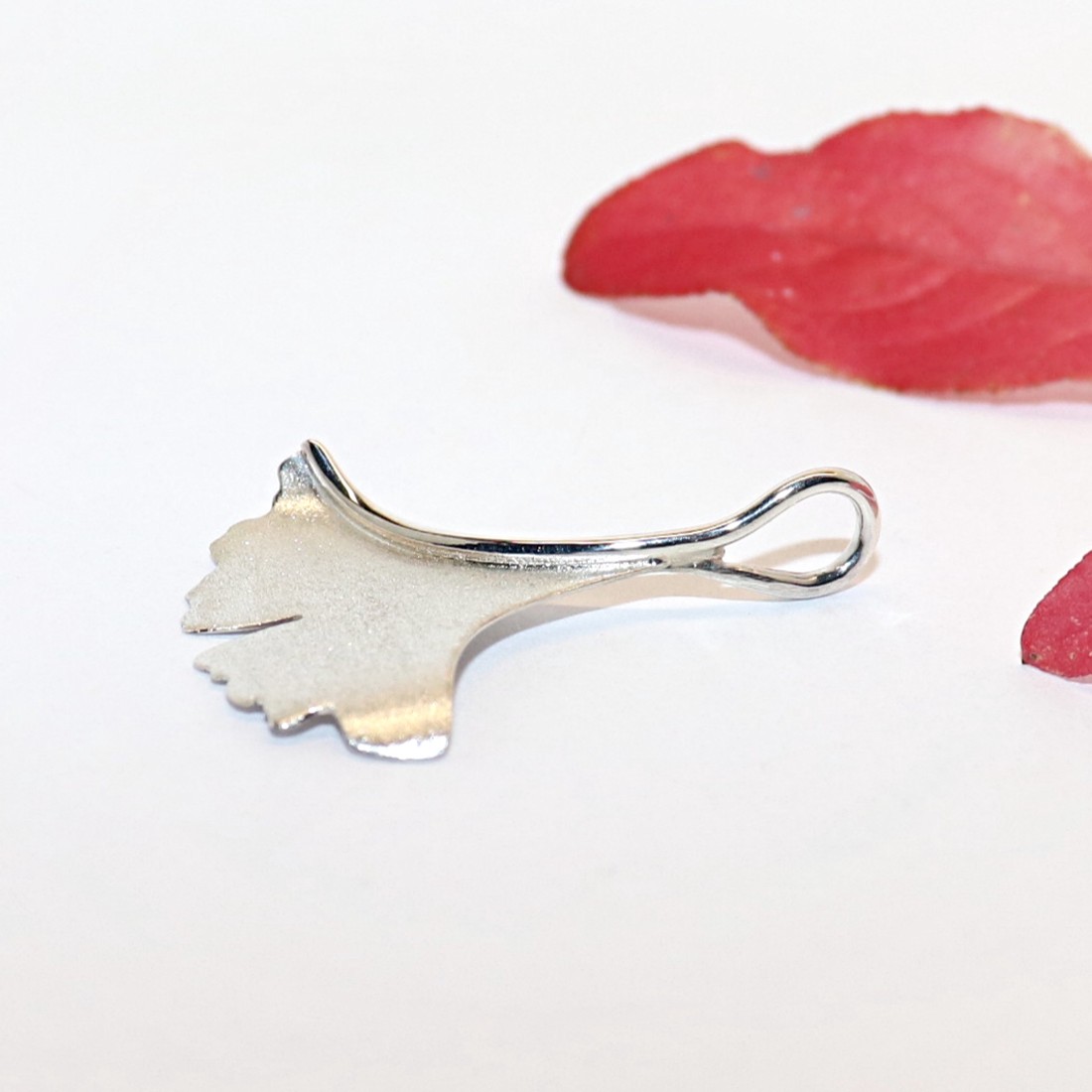 Ginkgo biloba, pandantiv din argint mat pentru femei (EGK.10) - - Artynos.ro Ginkgo biloba, pandantiv din argint mat pentru femei (EGK.10) - - Artynos.ro