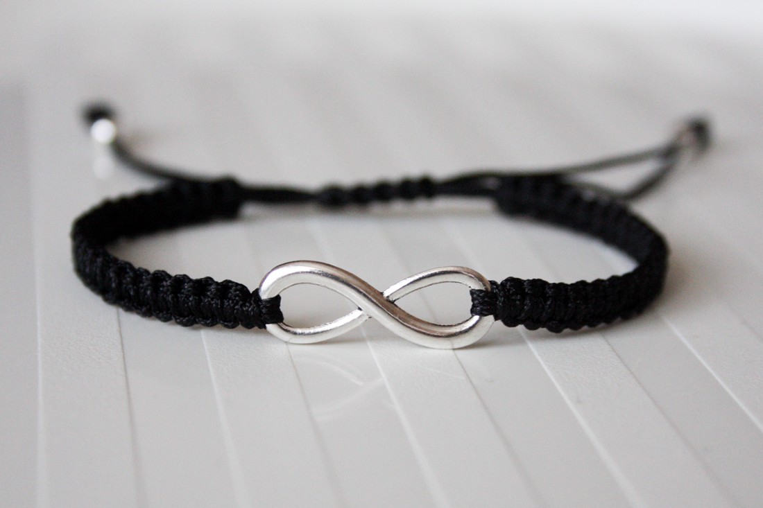 Brățară macramé împletită - Infinite black - - Artynos.ro Brățară macramé împletită - Infinite black - - Artynos.ro