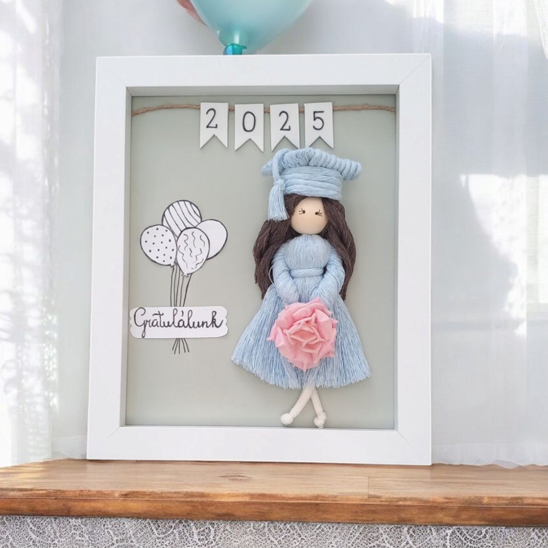 Cadou de absolvire - Păpușă macramé personalizabilă în cadru 3D -  - Artynos.ro