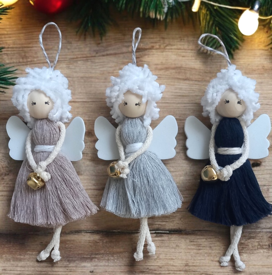 Înger cu păr pufos cu clopoțel - ornament de Crăciun suspendat (20 cm) - - Artynos.ro Înger cu păr pufos cu clopoțel - ornament de Crăciun suspendat (20 cm) - - Artynos.ro