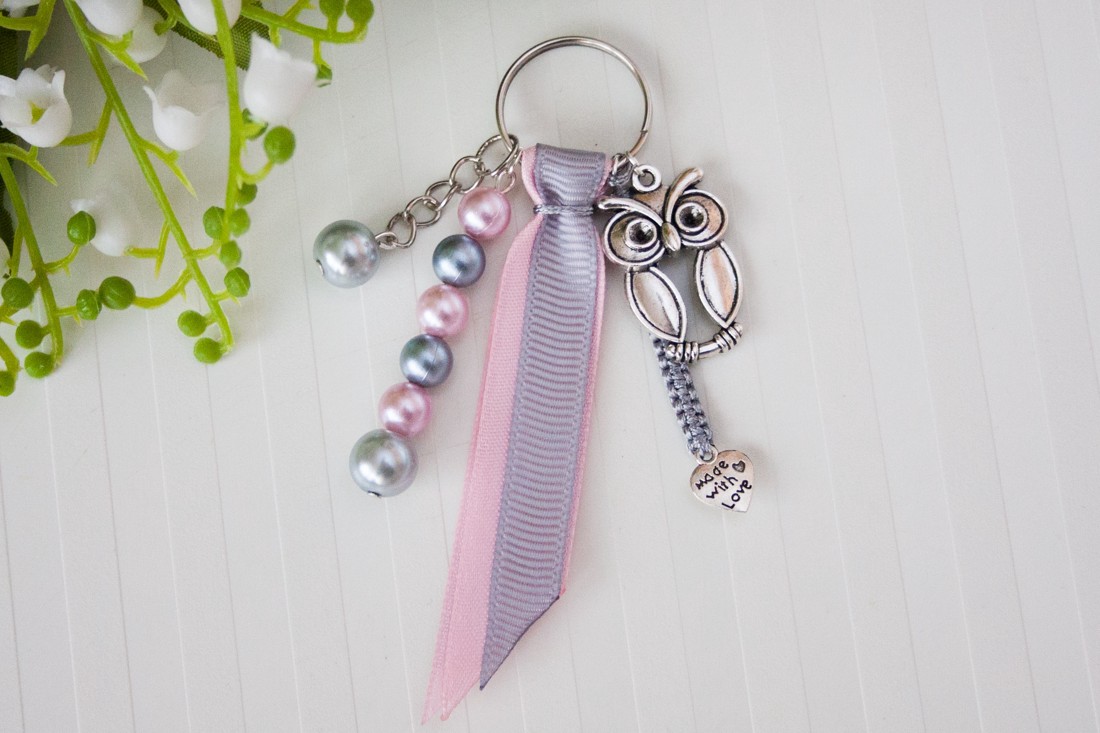 Breloc, ornament pentru geantă - Bufniță gri/roz - - Artynos.ro Breloc, ornament pentru geantă - Bufniță gri/roz - - Artynos.ro
