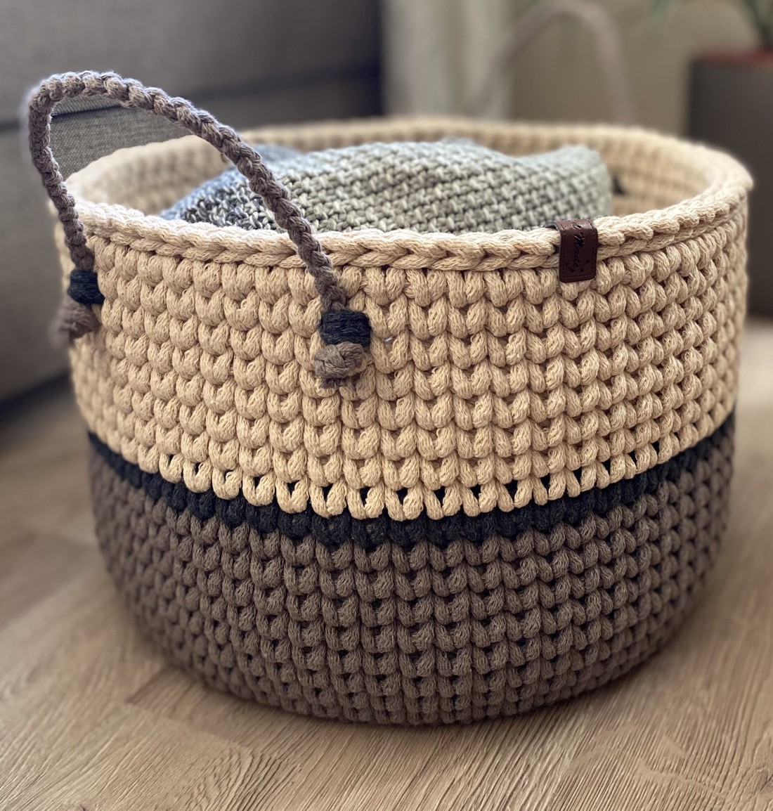 Coș mare de depozitare croșetat - caramel-mocha duo - - Artynos.ro Coș mare de depozitare croșetat - caramel-mocha duo - - Artynos.ro