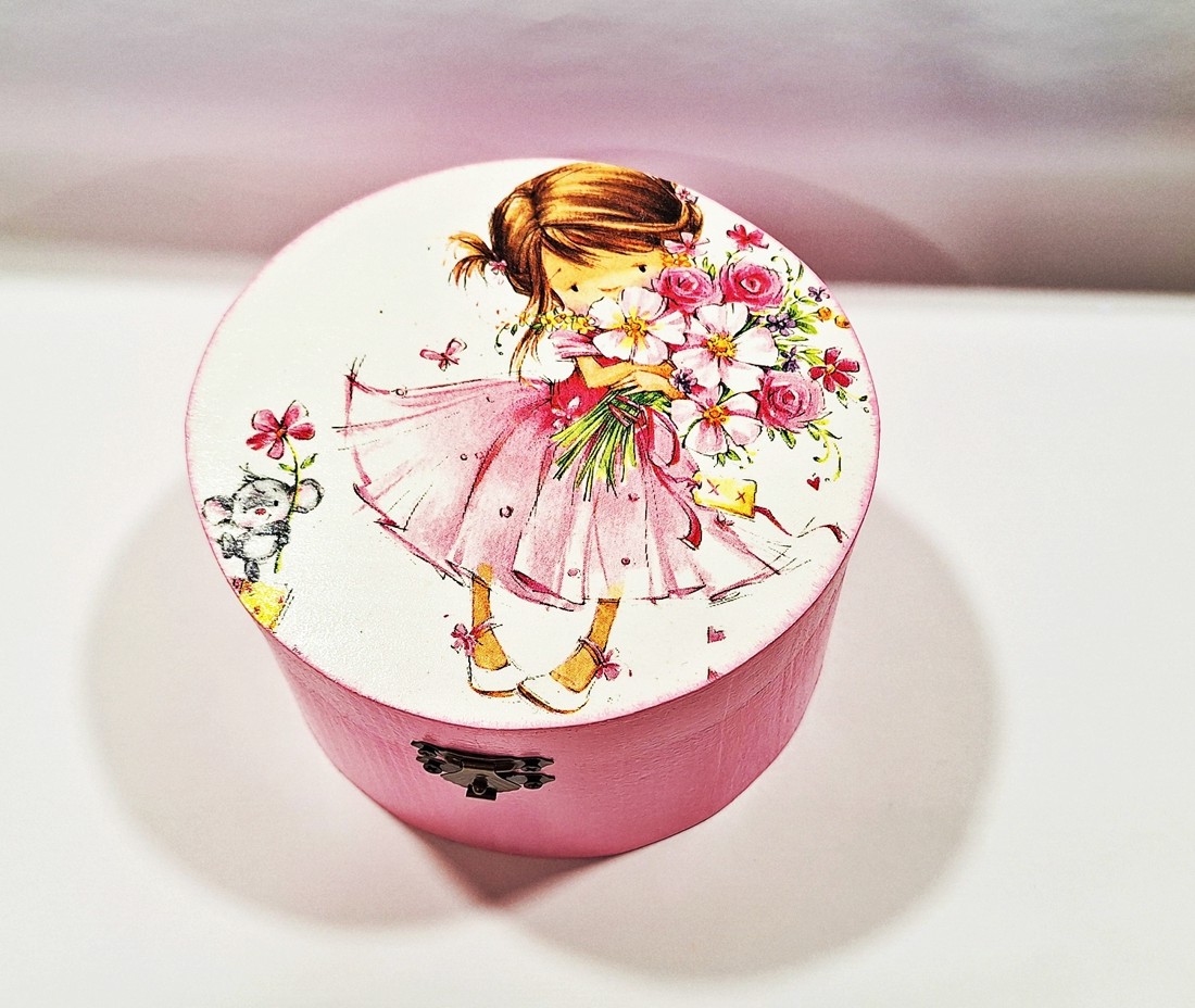 Fetiță cu buchet de flori și un șoricel � cutie rotundă din lemn, de culoare roz, cu aspect romantic  -  - Artynos.ro