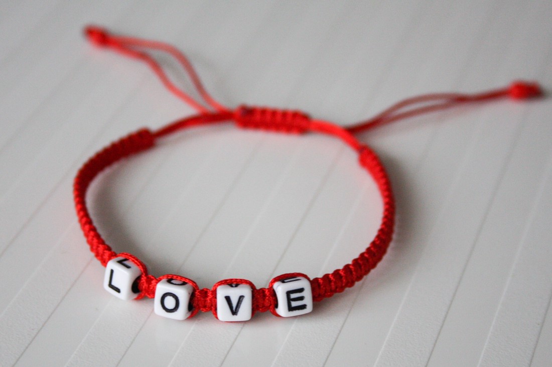 Brățară macramé împletită - Red with LOVE -  - Artynos.ro