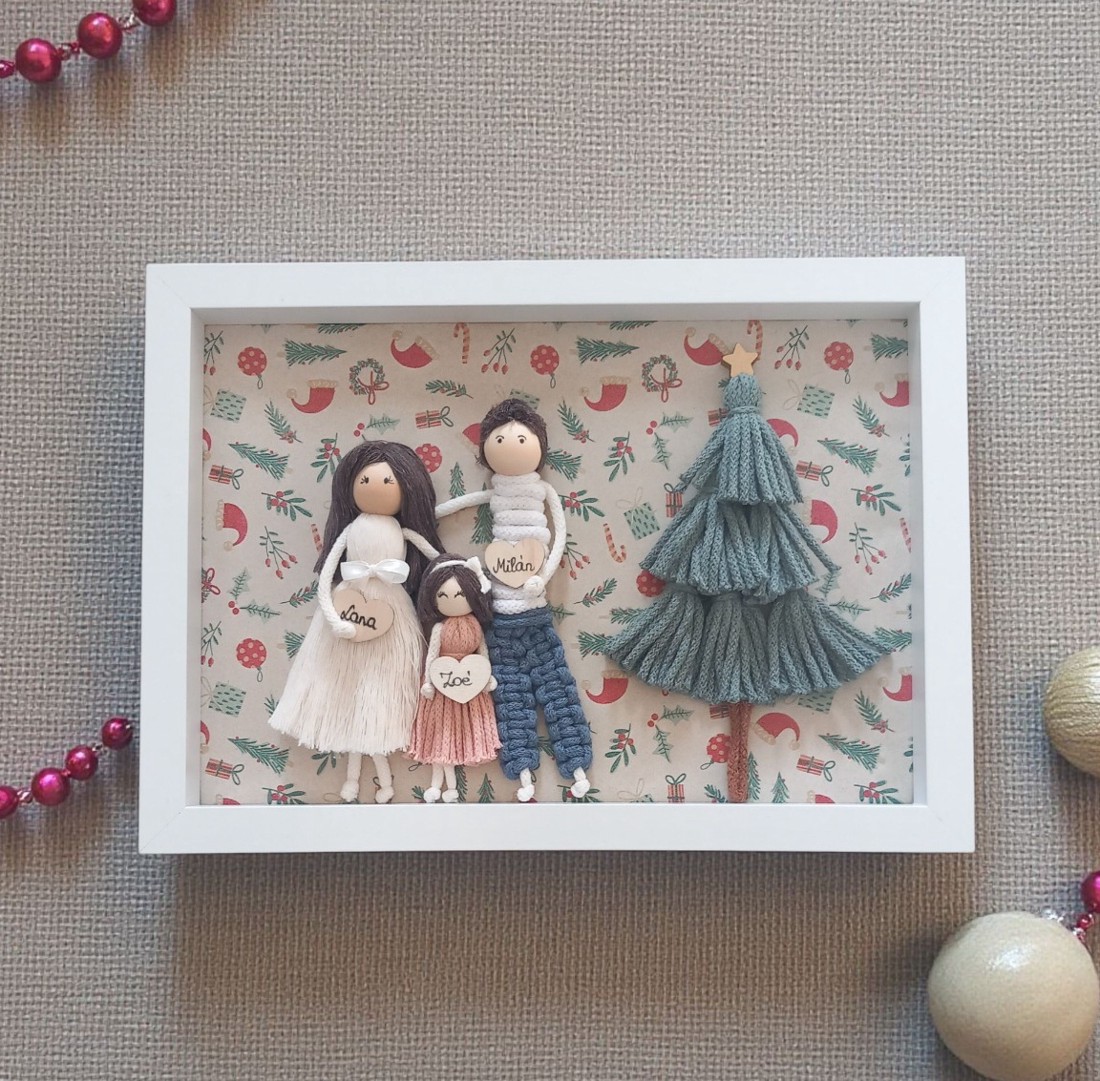 Cadou de Crăciun: portret de familie macramé personalizat în ramă albă (21x30 cm) - crăciun - cadouri de moș crăciun - cadouri de moș crăciun - Artynos.ro