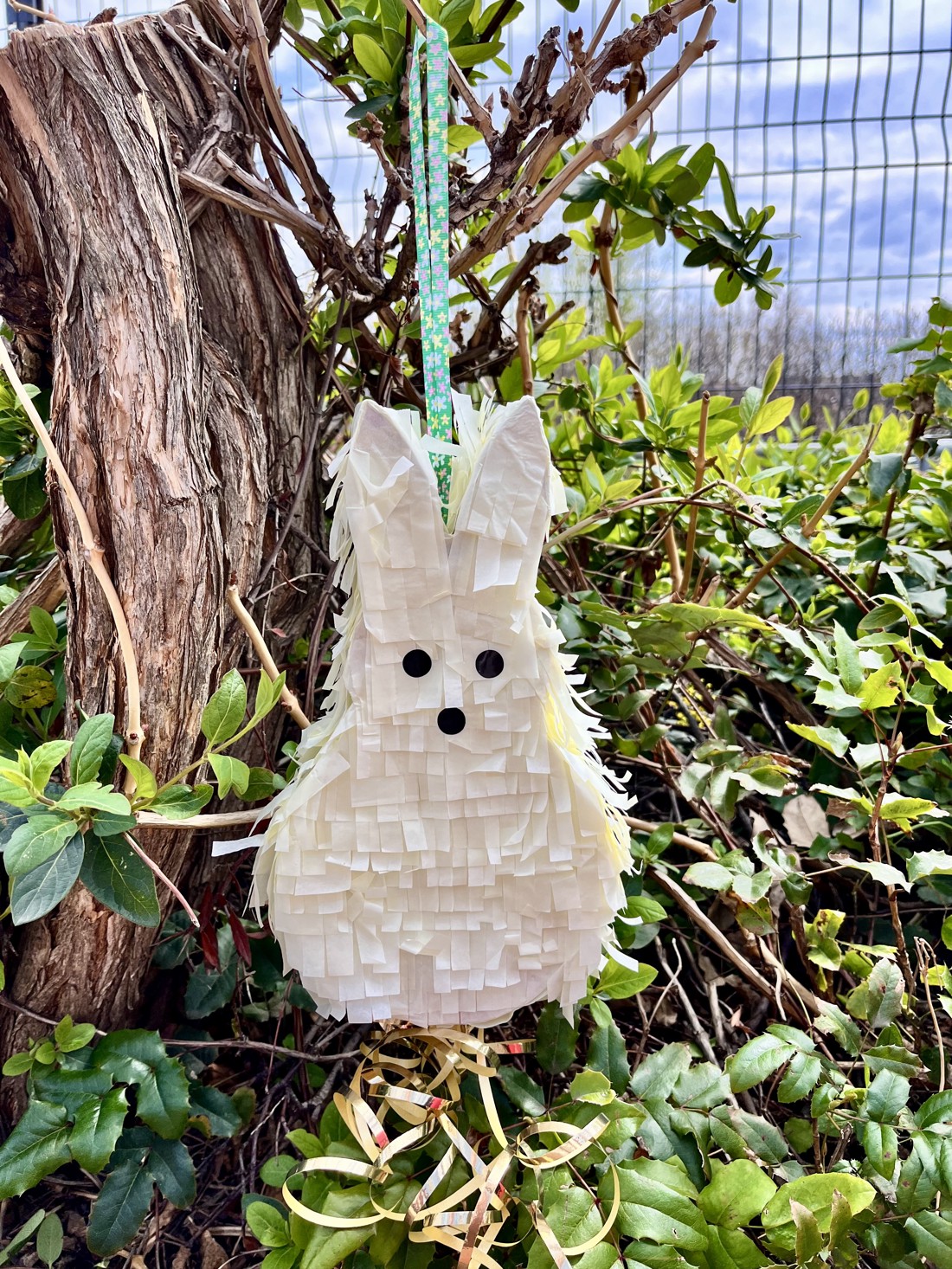 Easter Bunny Pull-Out Piñata - jucării și echipamente pentru copii - jocuri de mișcare - Artynos.ro
