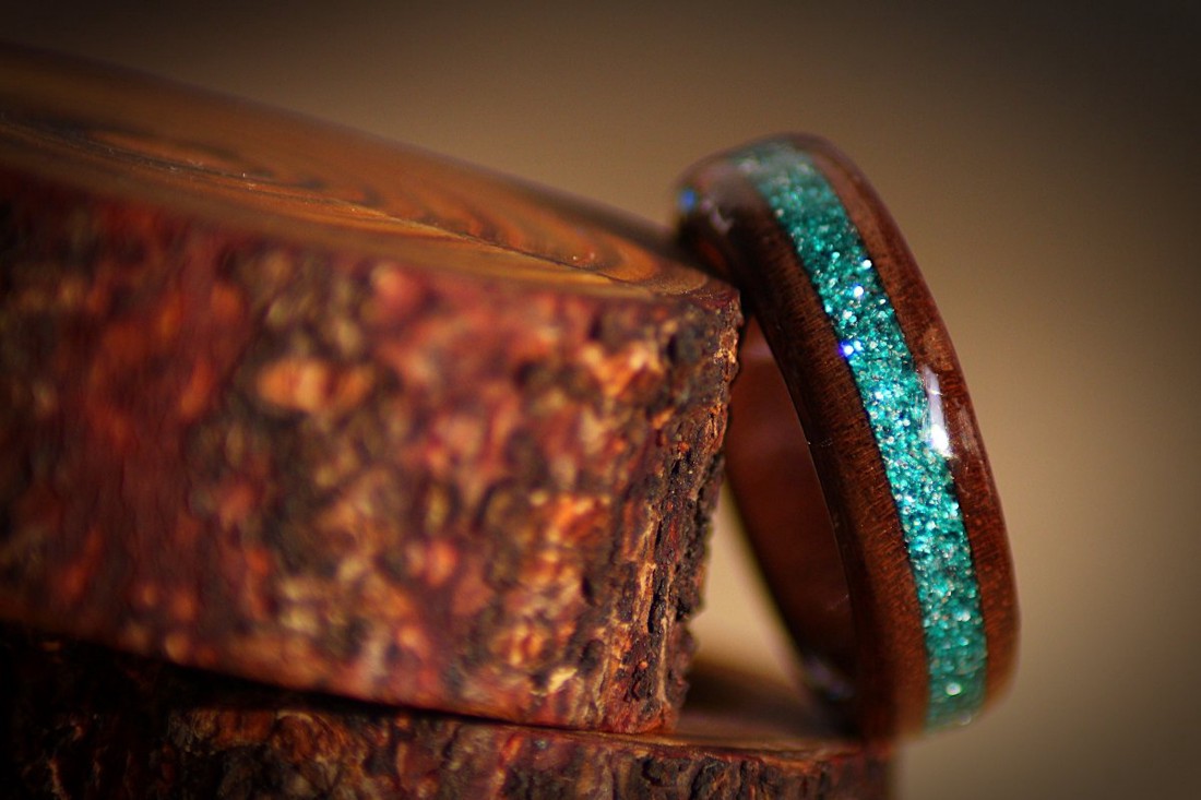 Inel din lemn � Nuc negru cu incrustări de turcoaz -  - Artynos.ro