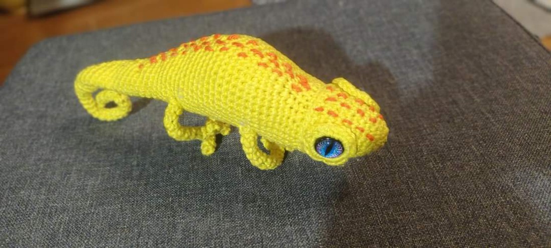 Păpușă amigurumi în formă de cameleon -  - Artynos.ro