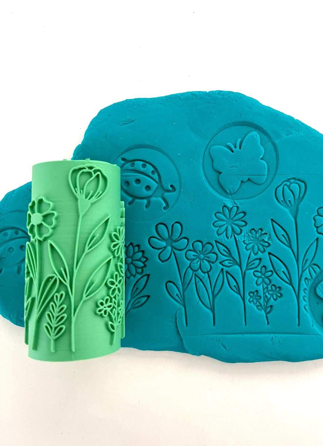 Rolă de modelare cu textură Grădină înflorită � Rolă de modelare cu textură Floral Garden � Pentru modelarea plastilinei și a produselor de patiserie � Imprimare 3D -  - Artynos.ro