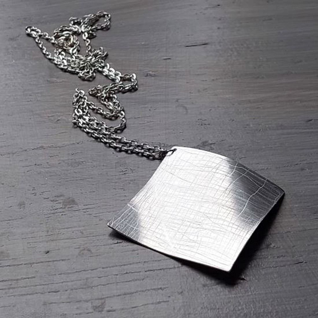 Pandantiv cu design minimalist din aluminiu lucios, ușor, pe un lanț argintiu -  - Artynos.ro Pandantiv cu design minimalist din aluminiu lucios, ușor, pe un lanț argintiu -  - Artynos.ro