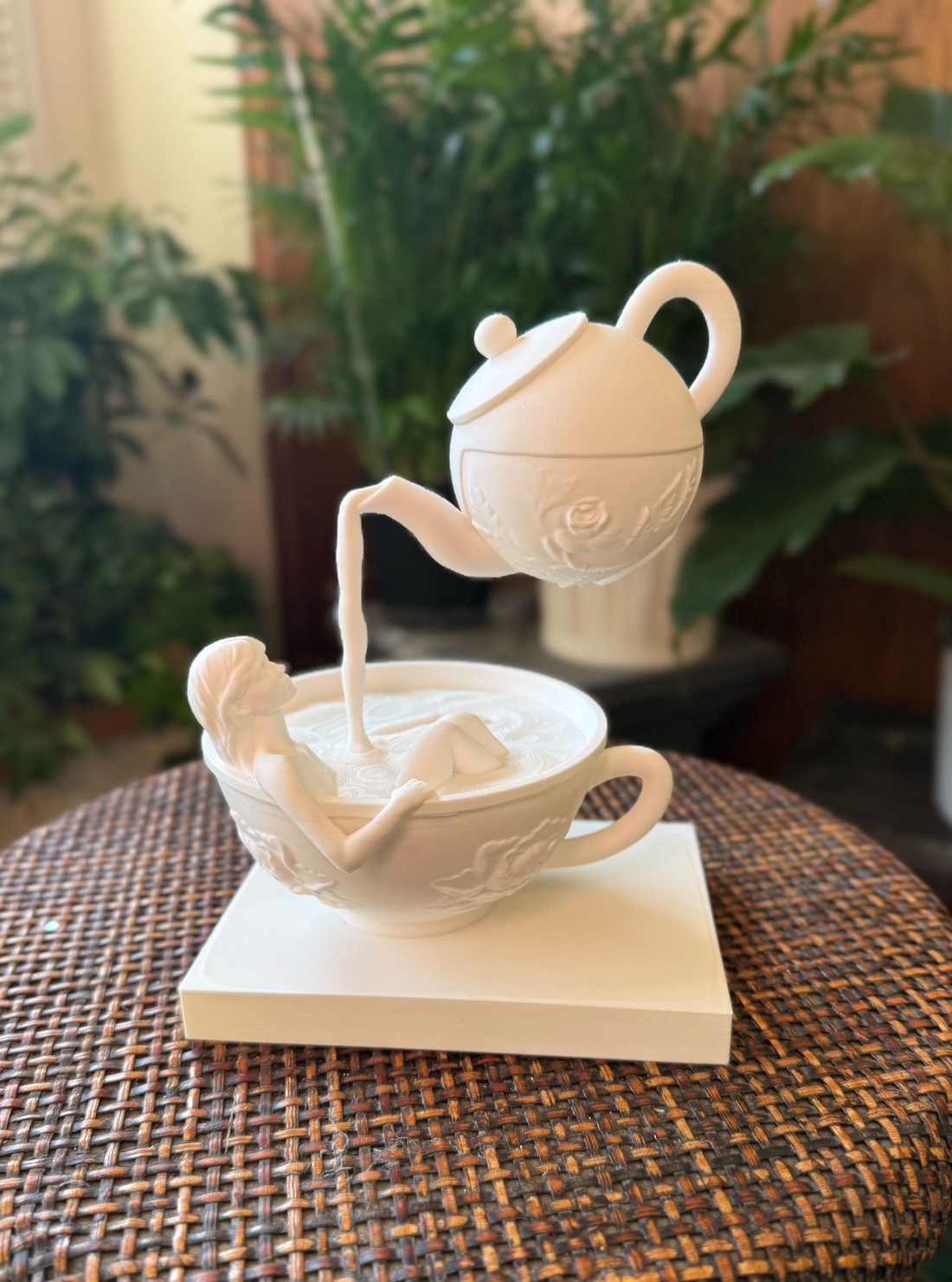 Pauză � siluetă feminină într-o ceașcă de ceai 3D -  - Artynos.ro