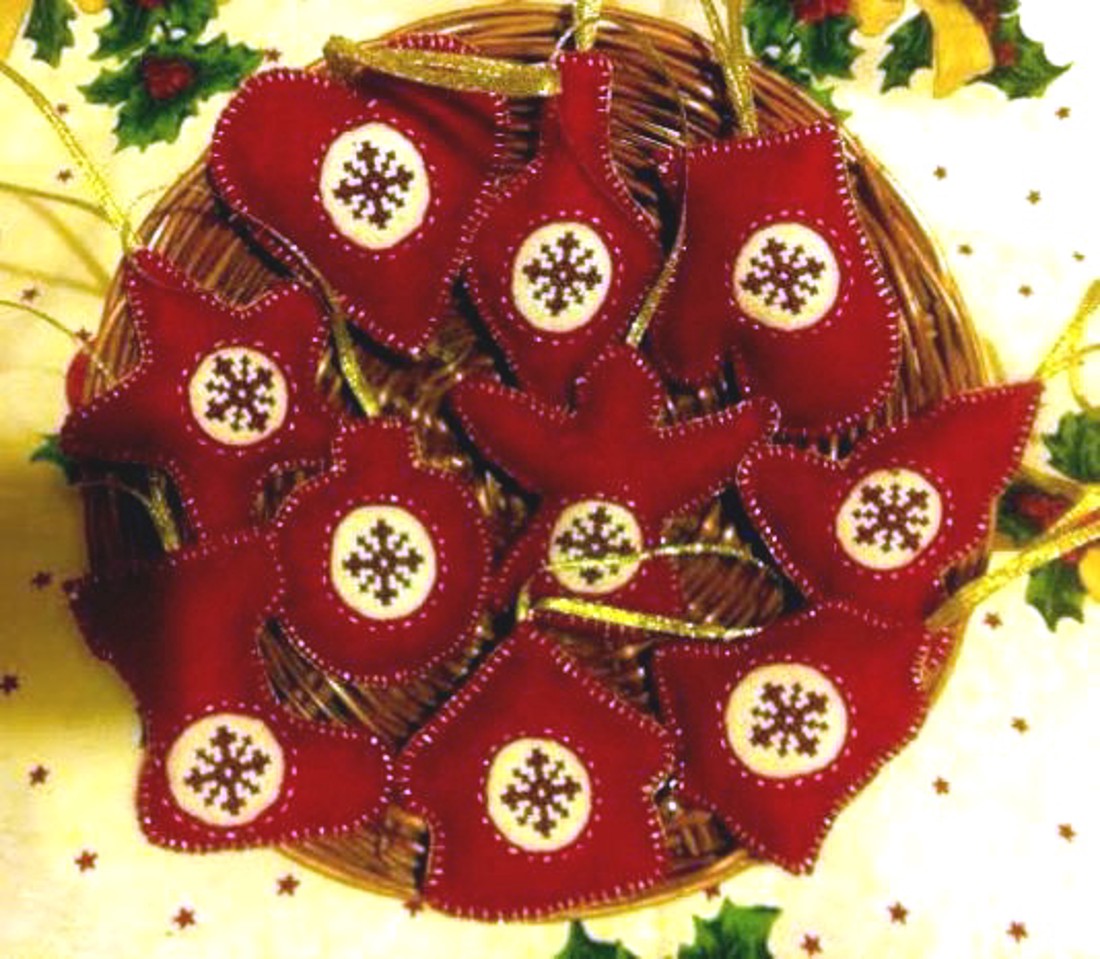 Ornament pom de Crăciun cu broderie cusături încrucișate - - Artynos.ro Ornament pom de Crăciun cu broderie cusături încrucișate - - Artynos.ro
