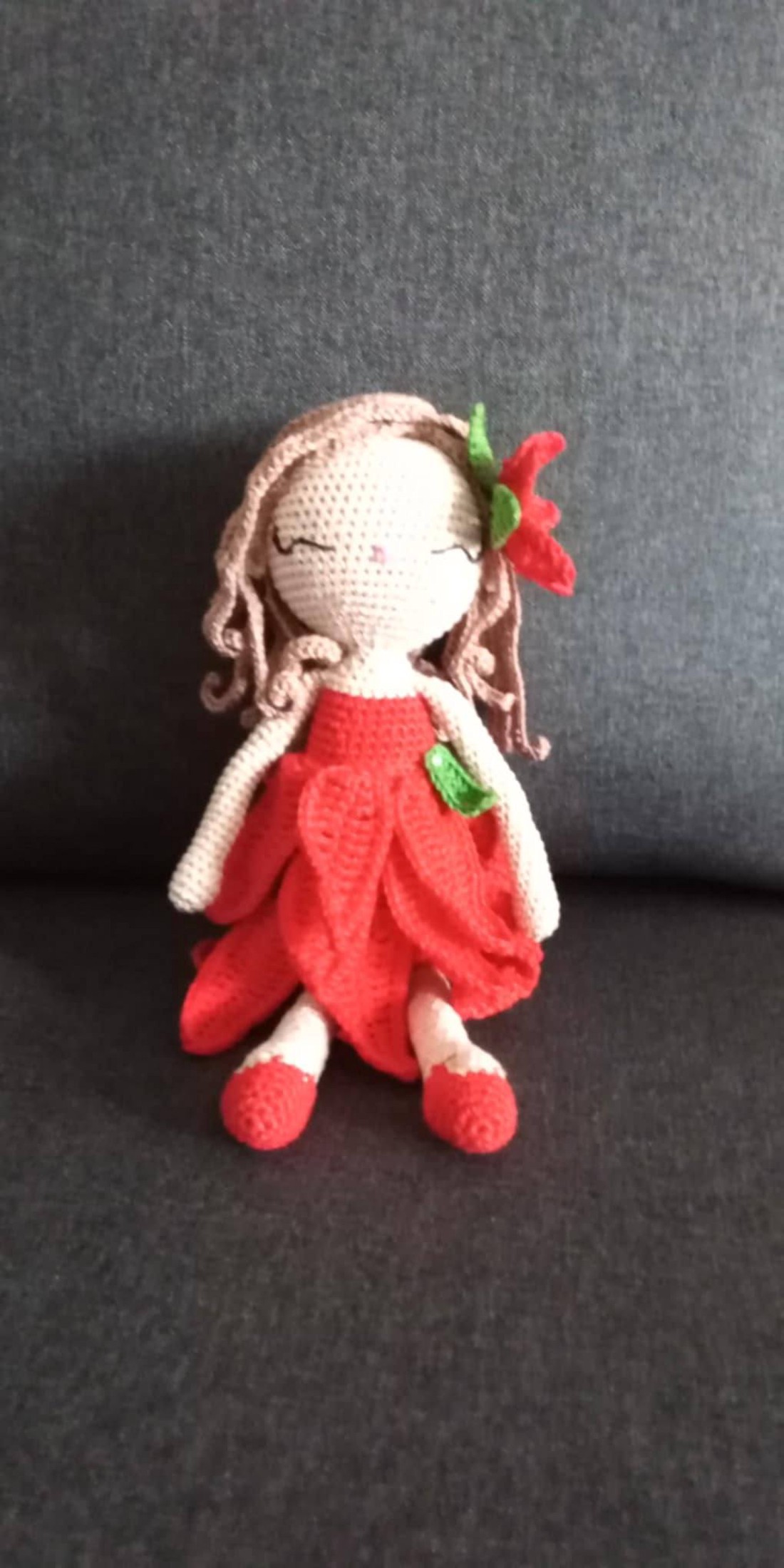 Păpușă Poinsettia - jucării și echipamente pentru copii - plușuri - păpușă croșetată, păpușă de pluș - Artynos.ro