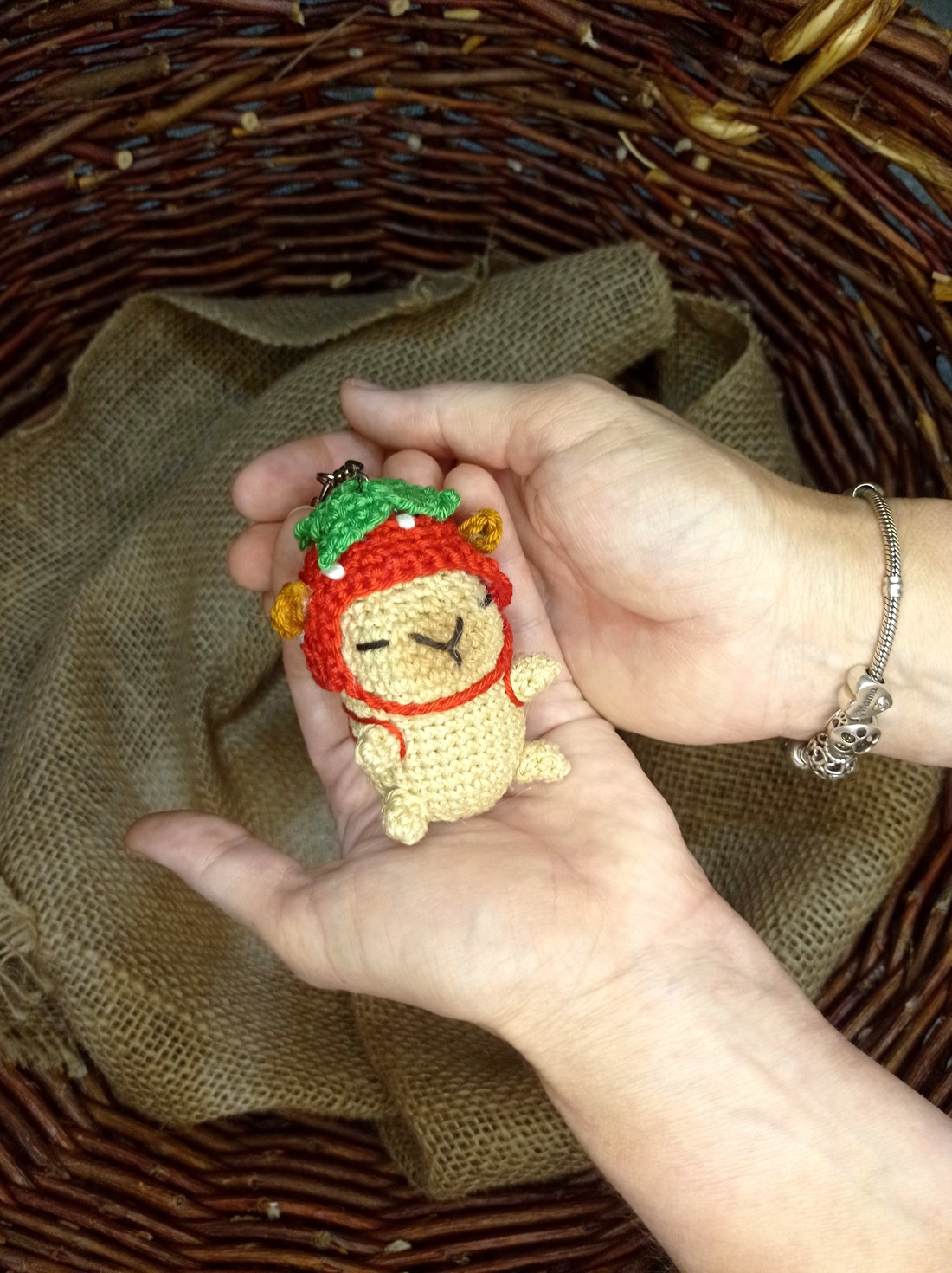 Breloc capibara croșetat - genți și portofele - accesorii genți - breloc - Artynos.ro