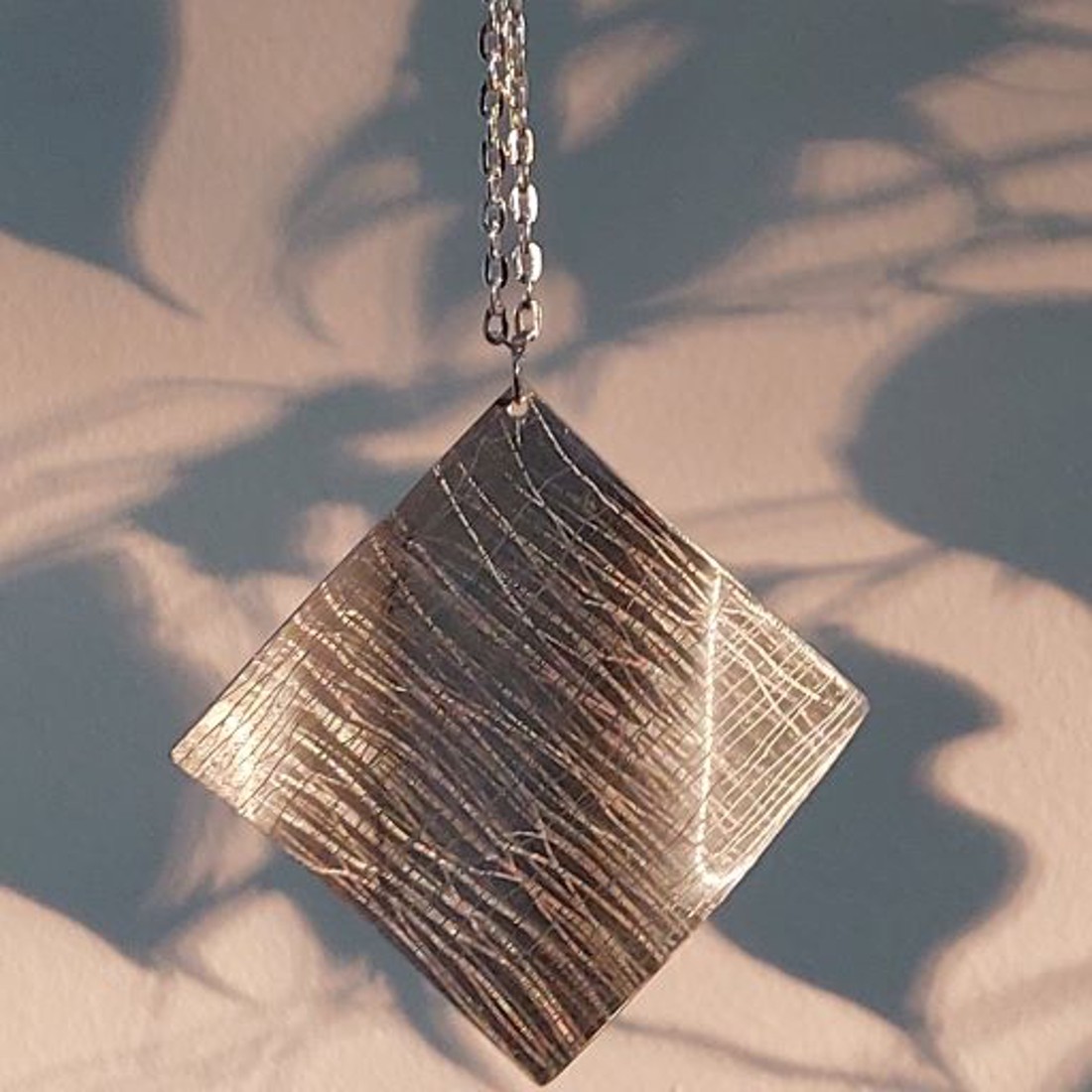 Pandantiv cu design minimalist din aluminiu lucios, ușor, pe un lanț argintiu -  - Artynos.ro Pandantiv cu design minimalist din aluminiu lucios, ușor, pe un lanț argintiu -  - Artynos.ro