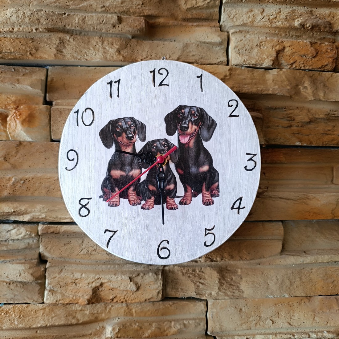 Ceas de perete din lemn cu căței dachshund -  - Artynos.ro