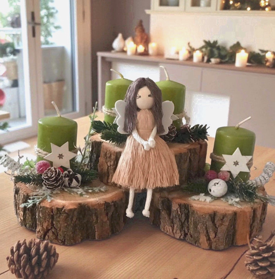 Coroană specială de Advent pe un disc de lemn - cu lumânări verzi, ornamente roșii și albe și înger macramé -  - Artynos.ro Coroană specială de Advent pe un disc de lemn - cu lumânări verzi, ornamente roșii și albe și înger macramé -  - Artynos.ro